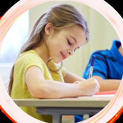 Meisje schrijft geconcentreerd in een schrift in de klas